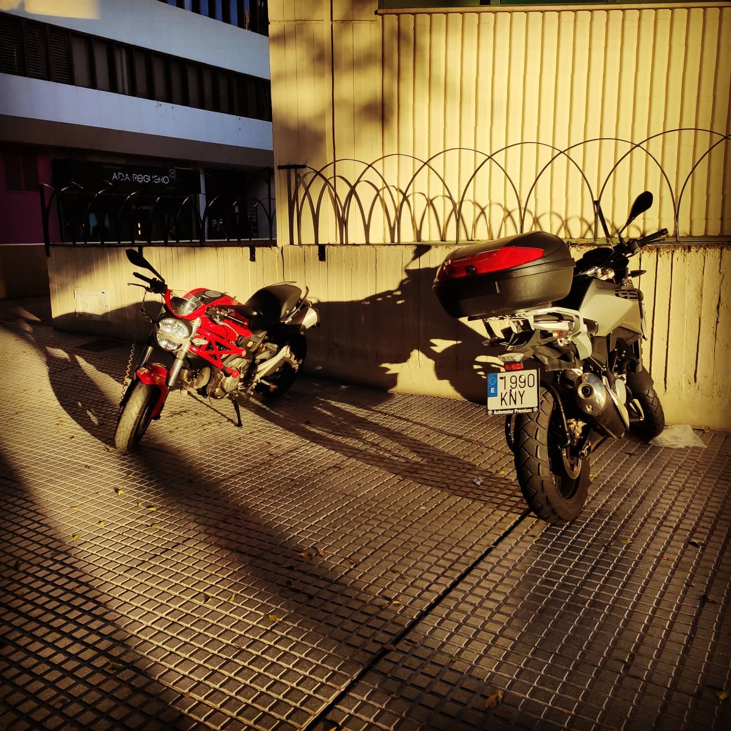 Motos
